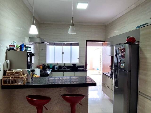 Casa para Venda em Araguari - 3